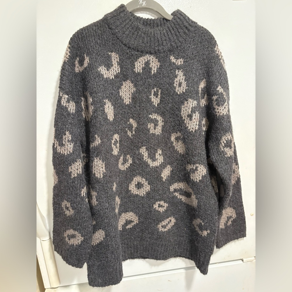 Universal Thread Gray And Cream Leopard Print Swe… - image 2